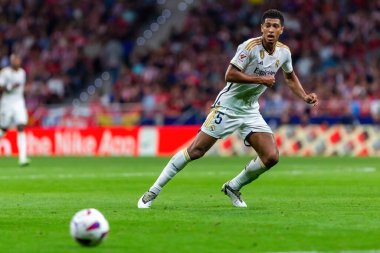 Madrid, İspanya - 24 Eylül 2023: Atletico de Madrid ile Real Madrid arasındaki lig maçı. Jude Bellingham topu aldı. Futbolcular. Atletico de Madrid için zafer.