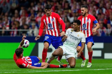 Madrid, İspanya - 24 Eylül 2023: Atletico de Madrid ile Real Madrid arasındaki lig maçı. Jude Bellingham topu aldı. Futbolcular. Atletico de Madrid için zafer.
