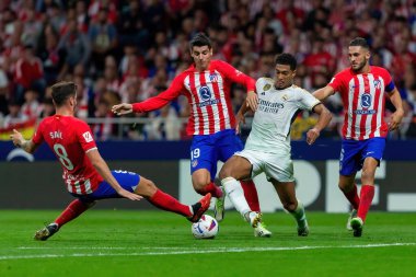 Madrid, İspanya - 24 Eylül 2023: Atletico de Madrid ile Real Madrid arasındaki lig maçı. Jude Bellingham topu aldı. Futbolcular. Atletico de Madrid için zafer.