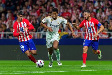 Madrid, İspanya - 24 Eylül 2023: Atletico de Madrid ile Real Madrid arasındaki lig maçı. Jude Bellingham topu aldı. Futbolcular. Atletico de Madrid için zafer.