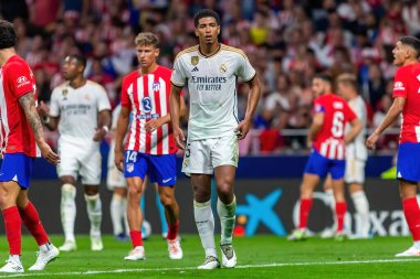 Madrid, İspanya - 24 Eylül 2023: Atletico de Madrid ile Real Madrid arasındaki lig maçı. Jude Bellingham topu aldı. Futbolcular. Atletico de Madrid için zafer.