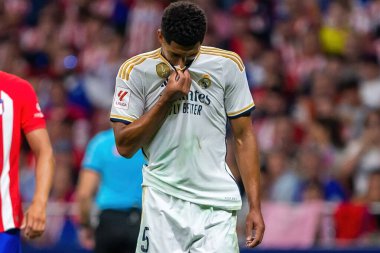 Madrid, İspanya - 24 Eylül 2023: Atletico de Madrid ile Real Madrid arasındaki lig maçı. Jude Bellingham topu aldı. Futbolcular. Atletico de Madrid için zafer.