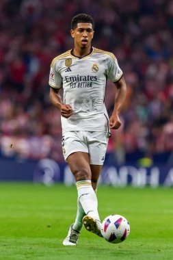 Madrid, İspanya - 24 Eylül 2023: Atletico de Madrid ile Real Madrid arasındaki lig maçı. Jude Bellingham topu aldı. Futbolcular. Atletico de Madrid için zafer.