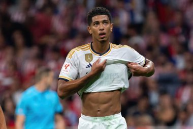 Madrid, İspanya - 24 Eylül 2023: Atletico de Madrid ile Real Madrid arasındaki lig maçı. Jude Bellingham topu aldı. Futbolcular. Atletico de Madrid için zafer.