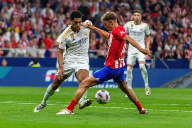 Madrid, İspanya - 24 Eylül 2023: Atletico de Madrid ile Real Madrid arasındaki lig maçı. Jude Bellingham topu aldı. Futbolcular. Atletico de Madrid için zafer.