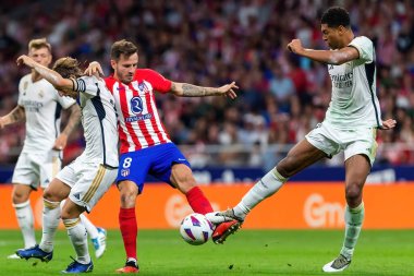 Madrid, İspanya - 24 Eylül 2023: Atletico de Madrid ile Real Madrid arasındaki lig maçı. Jude Bellingham topu aldı. Futbolcular. Atletico de Madrid için zafer.