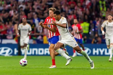 Madrid, İspanya - 24 Eylül 2023: Atletico de Madrid ile Real Madrid arasındaki lig maçı. Jude Bellingham topu aldı. Futbolcular. Atletico de Madrid için zafer.