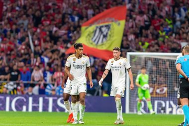 Madrid, İspanya - 24 Eylül 2023: Atletico de Madrid ile Real Madrid arasındaki lig maçı. Jude Bellingham topu aldı. Futbolcular. Atletico de Madrid için zafer.