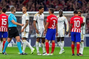 Madrid, İspanya - 24 Eylül 2023: Atletico de Madrid ile Real Madrid arasındaki lig maçı. Jude Bellingham topu aldı. Futbolcular. Atletico de Madrid için zafer.