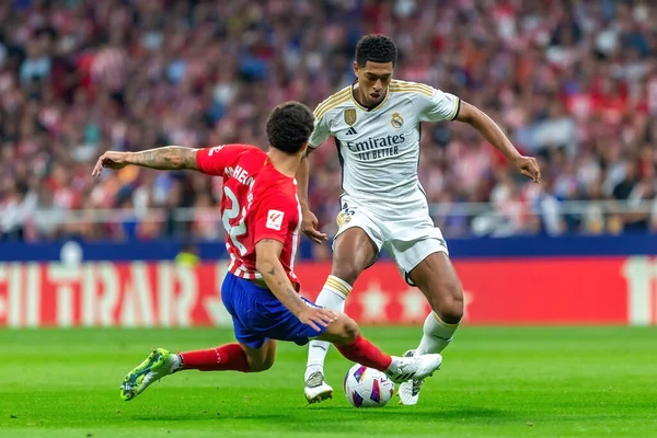 Madrid, İspanya - 24 Eylül 2023: Atletico de Madrid ile Real Madrid arasındaki lig maçı. Jude Bellingham topu aldı. Futbolcular. Atletico de Madrid için zafer.