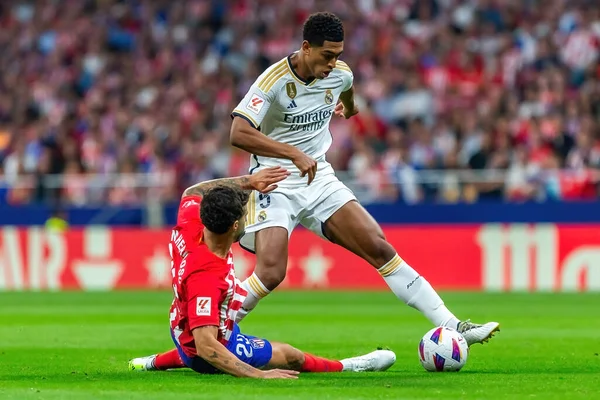 Madrid, İspanya - 24 Eylül 2023: Atletico de Madrid ile Real Madrid arasındaki lig maçı. Jude Bellingham topu aldı. Futbolcular. Atletico de Madrid için zafer.
