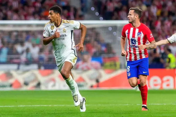 Madrid, İspanya - 24 Eylül 2023: Atletico de Madrid ile Real Madrid arasındaki lig maçı. Jude Bellingham topu aldı. Futbolcular. Atletico de Madrid için zafer.