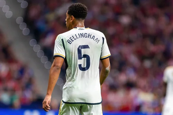 Madrid, İspanya - 24 Eylül 2023: Atletico de Madrid ile Real Madrid arasındaki lig maçı. Jude Bellingham topu aldı. Futbolcular. Atletico de Madrid için zafer.