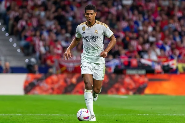 Madrid, İspanya - 24 Eylül 2023: Atletico de Madrid ile Real Madrid arasındaki lig maçı. Jude Bellingham topu aldı. Futbolcular. Atletico de Madrid için zafer.