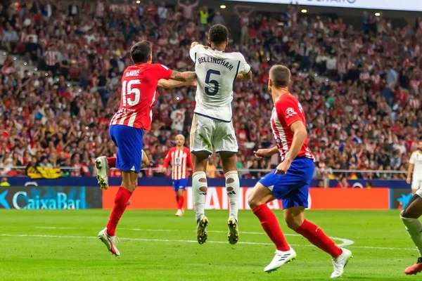 Madrid, İspanya - 24 Eylül 2023: Atletico de Madrid ile Real Madrid arasındaki lig maçı. Jude Bellingham topu aldı. Futbolcular. Atletico de Madrid için zafer.