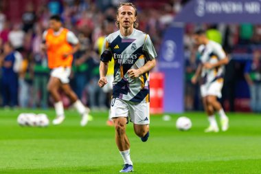 Madrid, İspanya - 24 Eylül 2023: Atletico de Madrid ile Real Madrid arasındaki lig maçı. Luka Modric topu aldı. Futbolcular. Atletico de Madrid için zafer.