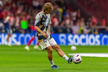 Madrid, İspanya - 24 Eylül 2023: Atletico de Madrid ile Real Madrid arasındaki lig maçı. Luka Modric topu aldı. Futbolcular. Atletico de Madrid için zafer.