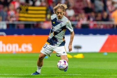 Madrid, İspanya - 24 Eylül 2023: Atletico de Madrid ile Real Madrid arasındaki lig maçı. Luka Modric topu aldı. Futbolcular. Atletico de Madrid için zafer.