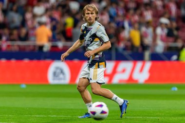 Madrid, İspanya - 24 Eylül 2023: Atletico de Madrid ile Real Madrid arasındaki lig maçı. Luka Modric topu aldı. Futbolcular. Atletico de Madrid için zafer.