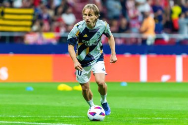 Madrid, İspanya - 24 Eylül 2023: Atletico de Madrid ile Real Madrid arasındaki lig maçı. Luka Modric topu aldı. Futbolcular. Atletico de Madrid için zafer.