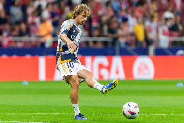 Madrid, İspanya - 24 Eylül 2023: Atletico de Madrid ile Real Madrid arasındaki lig maçı. Luka Modric topu aldı. Futbolcular. Atletico de Madrid için zafer.