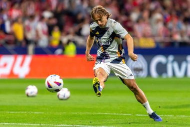 Madrid, İspanya - 24 Eylül 2023: Atletico de Madrid ile Real Madrid arasındaki lig maçı. Luka Modric topu aldı. Futbolcular. Atletico de Madrid için zafer.
