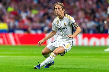Madrid, İspanya - 24 Eylül 2023: Atletico de Madrid ile Real Madrid arasındaki lig maçı. Luka Modric topu aldı. Futbolcular. Atletico de Madrid için zafer.
