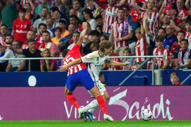 Madrid, İspanya - 24 Eylül 2023: Atletico de Madrid ile Real Madrid arasındaki lig maçı. Luka Modric topu aldı. Futbolcular. Atletico de Madrid için zafer.