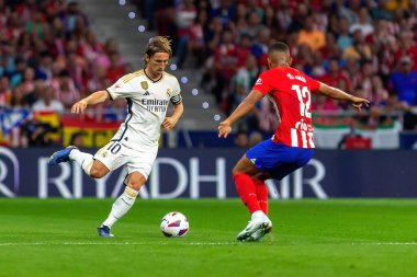 Madrid, İspanya - 24 Eylül 2023: Atletico de Madrid ile Real Madrid arasındaki lig maçı. Luka Modric topu aldı. Futbolcular. Atletico de Madrid için zafer.