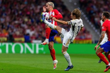 Madrid, İspanya - 24 Eylül 2023: Atletico de Madrid ile Real Madrid arasındaki lig maçı. Luka Modric topu aldı. Futbolcular. Atletico de Madrid için zafer.