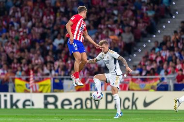 Madrid, İspanya - 24 Eylül 2023: Atletico de Madrid ile Real Madrid arasındaki lig maçı. Toni Kross topu aldı. Futbolcular. Atletico de Madrid için zafer.
