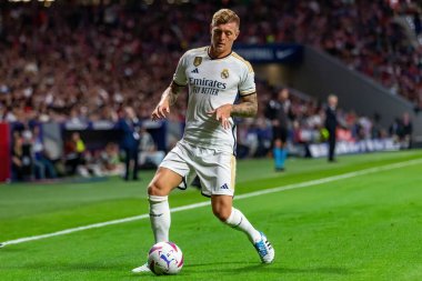 Madrid, İspanya - 24 Eylül 2023: Atletico de Madrid ile Real Madrid arasındaki lig maçı. Toni Kross topu aldı. Futbolcular. Atletico de Madrid için zafer.