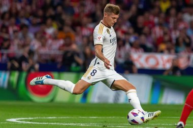 Madrid, İspanya - 24 Eylül 2023: Atletico de Madrid ile Real Madrid arasındaki lig maçı. Toni Kross topu aldı. Futbolcular. Atletico de Madrid için zafer.