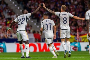 Madrid, İspanya - 24 Eylül 2023: Atletico de Madrid ile Real Madrid arasındaki lig maçı. Toni Kross topu aldı. Futbolcular. Atletico de Madrid için zafer.