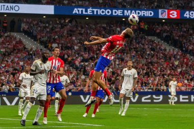 Madrid, İspanya - 24 Eylül 2023: Atletico de Madrid ile Real Madrid arasındaki lig maçı. Futbolcular. Atletico de Madrid için zafer.