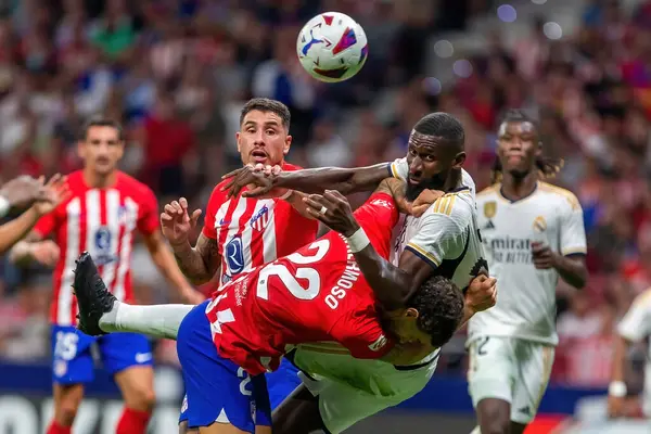 Madrid, İspanya - 24 Eylül 2023: Atletico de Madrid ile Real Madrid arasındaki lig maçı. Futbolcular. Atletico de Madrid için zafer.