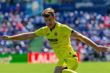 Madrid, İspanya 30 Eylül 2023: Getafe F. C ile Villareal arasındaki lig maçı. Futbolcular. Topla oynayan köylü futbolcu. Alexander Sorloth.