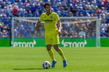 Madrid, İspanya 30 Eylül 2023: Getafe F. C ile Villareal arasındaki lig maçı. Futbolcular. Topla oynayan köylü futbolcu. Alexander Sorloth.