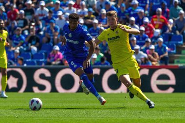Madrid, İspanya 30 Eylül 2023: Getafe F. C ile Villareal arasındaki lig maçı. Futbolcular. Topla oynayan köylü futbolcu. Alexander Sorloth.