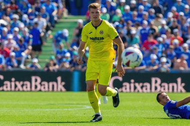 Madrid, İspanya 30 Eylül 2023: Getafe F. C ile Villareal arasındaki lig maçı. Futbolcular. Topla oynayan köylü futbolcu. Alexander Sorloth.