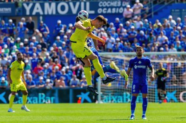 Madrid, İspanya 30 Eylül 2023: Getafe F. C ile Villareal arasındaki lig maçı. Futbolcular. Topla oynayan köylü futbolcu. Alexander Sorloth.