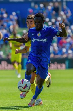 Madrid, İspanya 30 Eylül 2023: Getafe F. C ile Villareal arasındaki lig maçı. Futbolcular. Topla köylü futbolcusu.