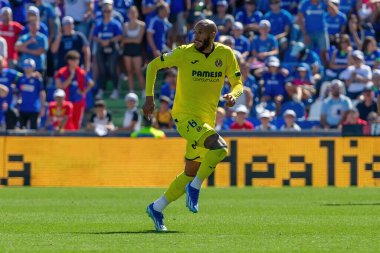 Madrid, İspanya 30 Eylül 2023: Getafe F. C ile Villareal arasındaki lig maçı. Futbolcular. Topla köylü futbolcusu.