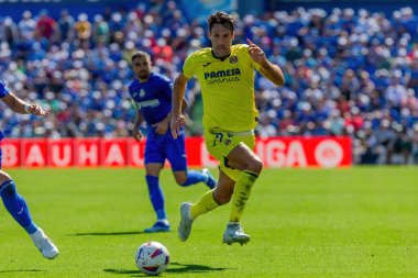 Madrid, İspanya 30 Eylül 2023: Getafe F. C ile Villareal arasındaki lig maçı. Futbolcular. Topla köylü futbolcusu.
