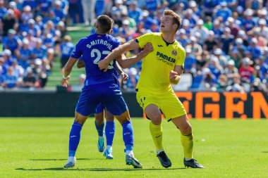 Madrid, İspanya 30 Eylül 2023: Getafe F. C ile Villareal arasındaki lig maçı. Futbolcular. Topla oynayan köylü futbolcu. Alexander Sorloth.