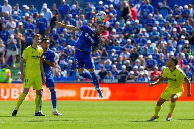 Madrid, İspanya 30 Eylül 2023: Getafe F. C ile Villareal arasındaki lig maçı. Futbolcular. Topla köylü futbolcusu.