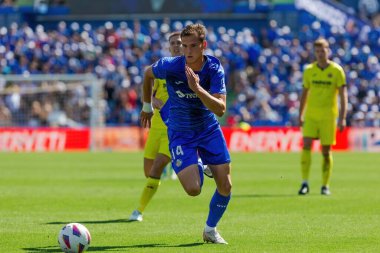 Madrid, İspanya 30 Eylül 2023: Getafe F. C ile Villareal arasındaki lig maçı. Futbolcular. Topla köylü futbolcusu.