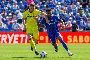 Madrid, İspanya 30 Eylül 2023: Getafe F. C ile Villareal arasındaki lig maçı. Futbolcular. Topla oynayan köylü futbolcu. Alexander Sorloth.