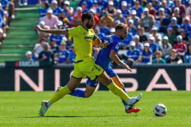 Madrid, İspanya 30 Eylül 2023: Getafe F. C ile Villareal arasındaki lig maçı. Futbolcular. Topla köylü futbolcusu.