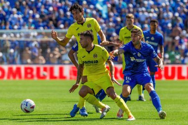 Madrid, İspanya 30 Eylül 2023: Getafe F. C ile Villareal arasındaki lig maçı. Futbolcular. Topla köylü futbolcusu.